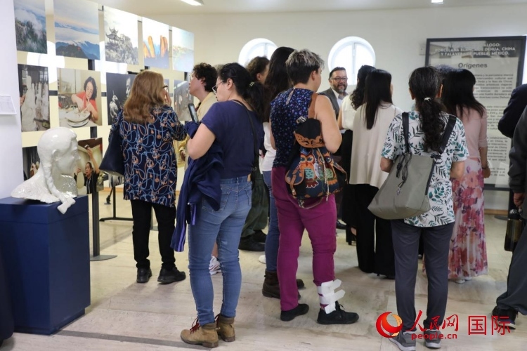 在展覽現(xiàn)場，觀眾們駐足欣賞德化白瓷和墨西哥彩瓷。人民網(wǎng) 埃內(nèi)斯托·多明戈斯攝