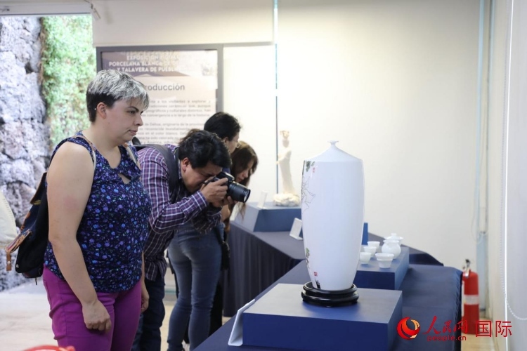 在展覽現(xiàn)場，觀眾們駐足欣賞德化白瓷和墨西哥彩瓷。人民網(wǎng) 埃內(nèi)斯托·多明戈斯攝