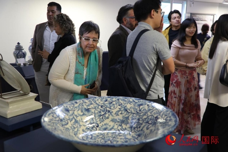在展覽現(xiàn)場，觀眾們駐足欣賞德化白瓷和墨西哥彩瓷。人民網(wǎng) 埃內(nèi)斯托·多明戈斯攝