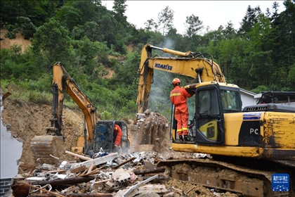 6月23日，救援人員在魚(yú)市鎮(zhèn)斗溪村龍?zhí)两M山體滑坡現(xiàn)場(chǎng)開(kāi)展救援工作。新華社記者 陳振海 攝