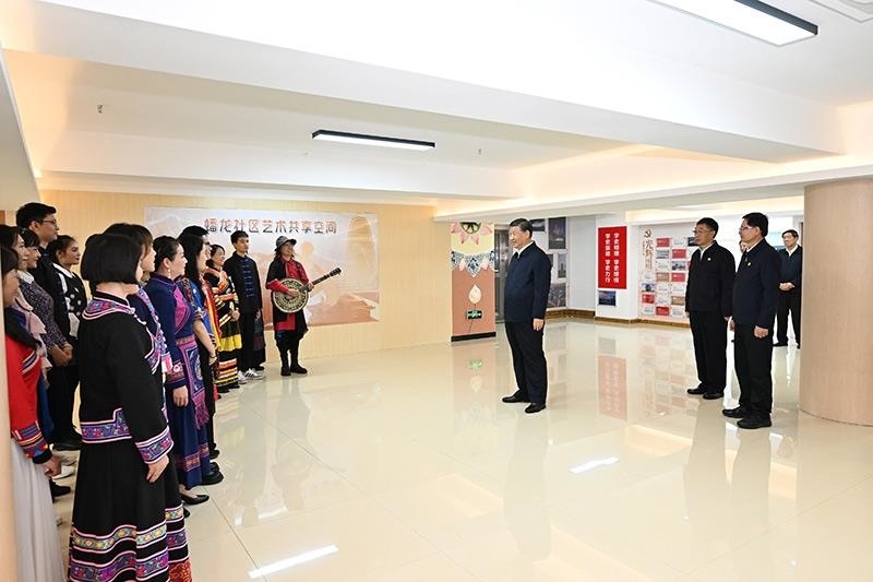 2023年12月14日，習近平總書記在廣西南寧市良慶區(qū)蟠龍社區(qū)黨群服務(wù)中心文體活動室同社區(qū)居民親切交流。