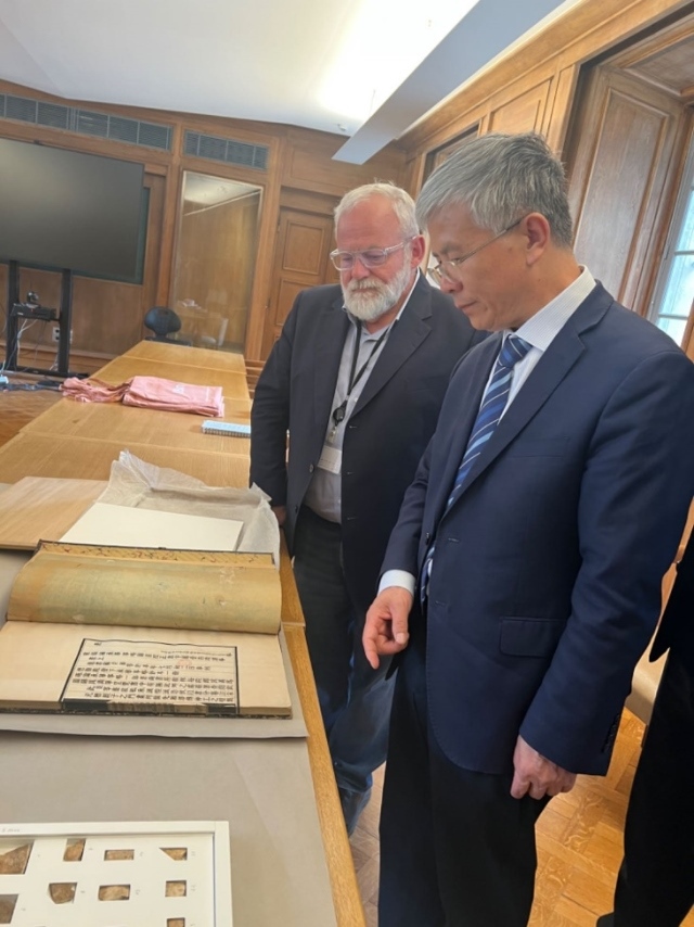 山東大學(xué)校長(zhǎng)李術(shù)才率團(tuán)訪問(wèn)法國(guó)國(guó)家圖書(shū)館。山東大學(xué)供圖