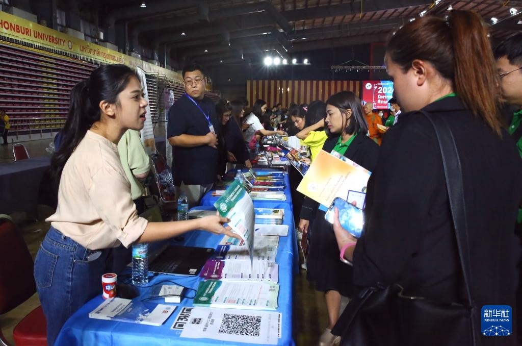 6月22日，在泰國(guó)曼谷吞武里大學(xué)舉辦的中國(guó)高等教育展上，學(xué)生在中國(guó)高校展臺(tái)前了解信息。新華社記者 孫瑋彤 攝