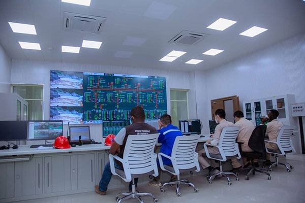 剛果（金）布桑加水電站攔河大壩泄洪。中鐵資源集團(tuán)供圖 