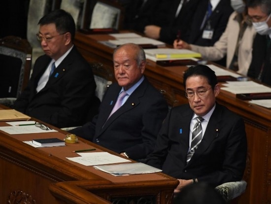 ??2023年12月13日，日本首相岸田文雄（右）參加國會閉會式。新華社記者馮武勇攝