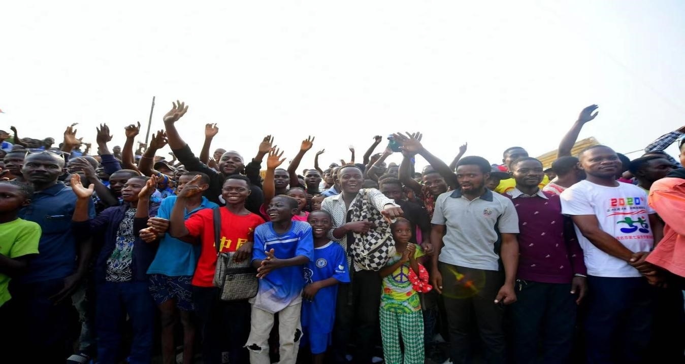 剛果（金）首都金沙薩環(huán)線(xiàn)公路項(xiàng)目開(kāi)工儀式上的當(dāng)?shù)厝罕? /></p> <p style=