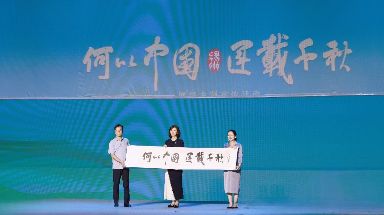 隋唐大運河文化博物館館長曹岳森（左）、揚州中國大運河博物館館長鄭晶（中）、浙東運河博物館負責人張慧（右）共同展卷。