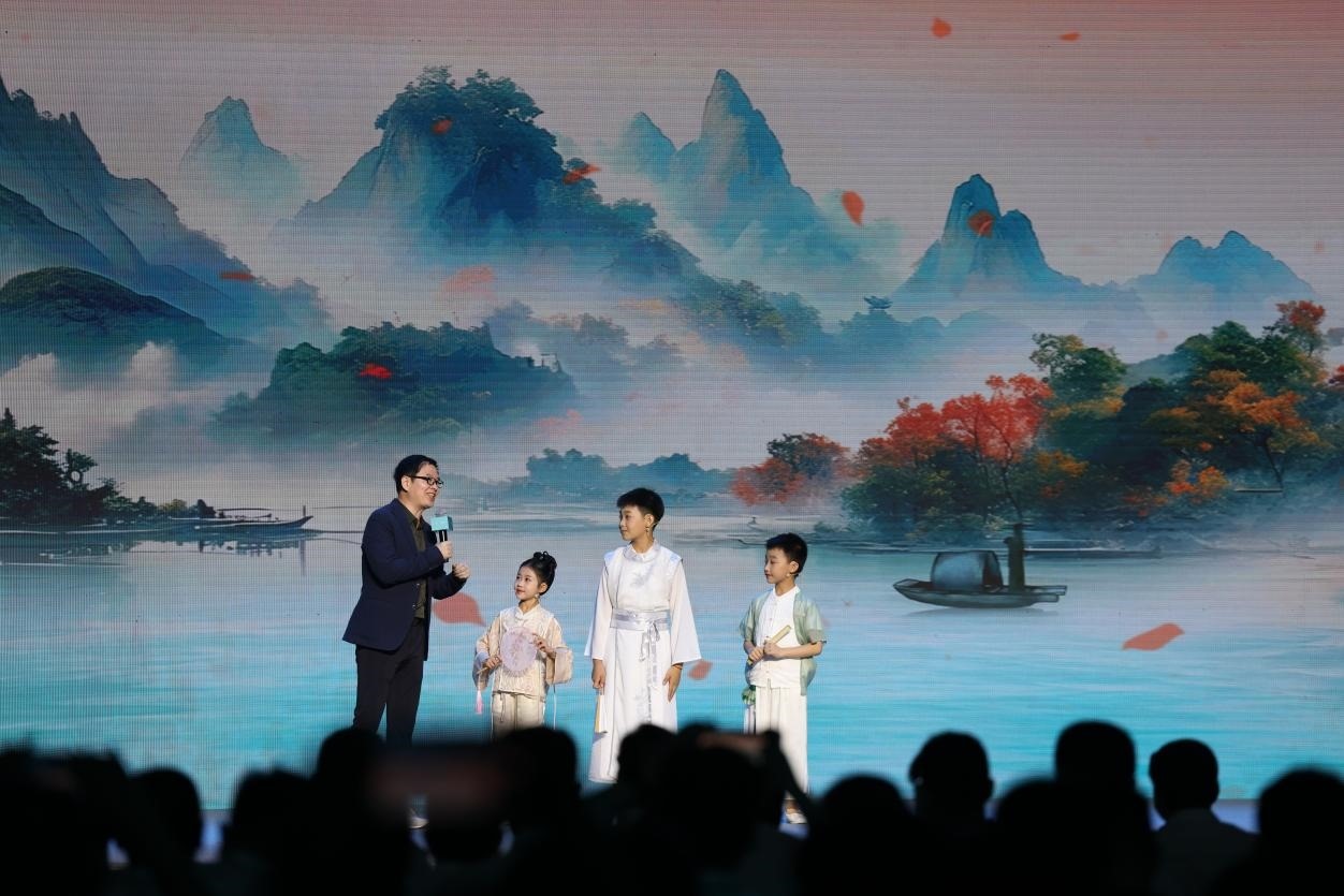 南京師范大學教授酈波（左一）與2024中國詩詞大會選手張可兒（左二）、姜敬曦（右二），揚州市邗江區(qū)實驗學校蔣王小學學生陸俊屹（右一）趣談大運河詩詞文化。