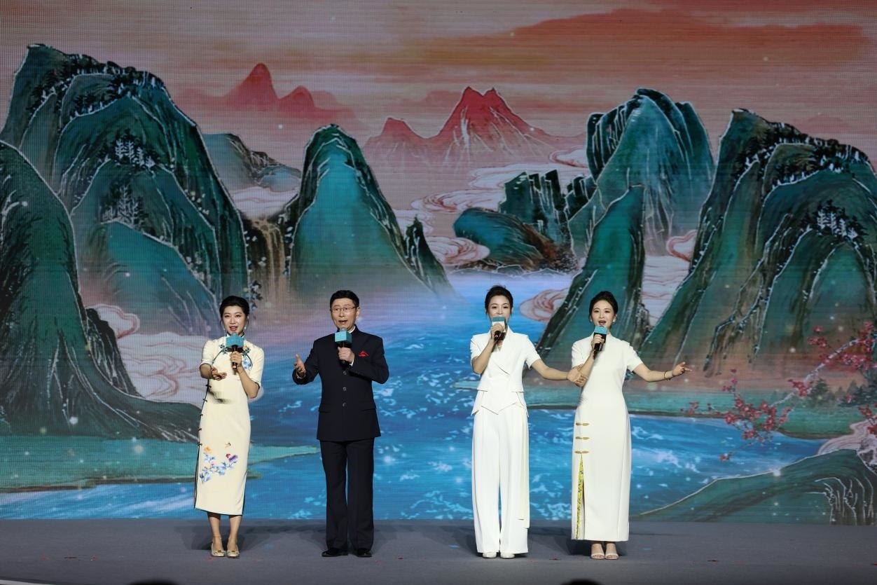 國家一級演員、京劇表演藝術(shù)家王平（左二），國家一級演員、南京藝術(shù)學院教授單雯（左一），浙江小百花越劇團青年演員陳麗君（右二）、何青青（右一）同臺唱響千年運河情。