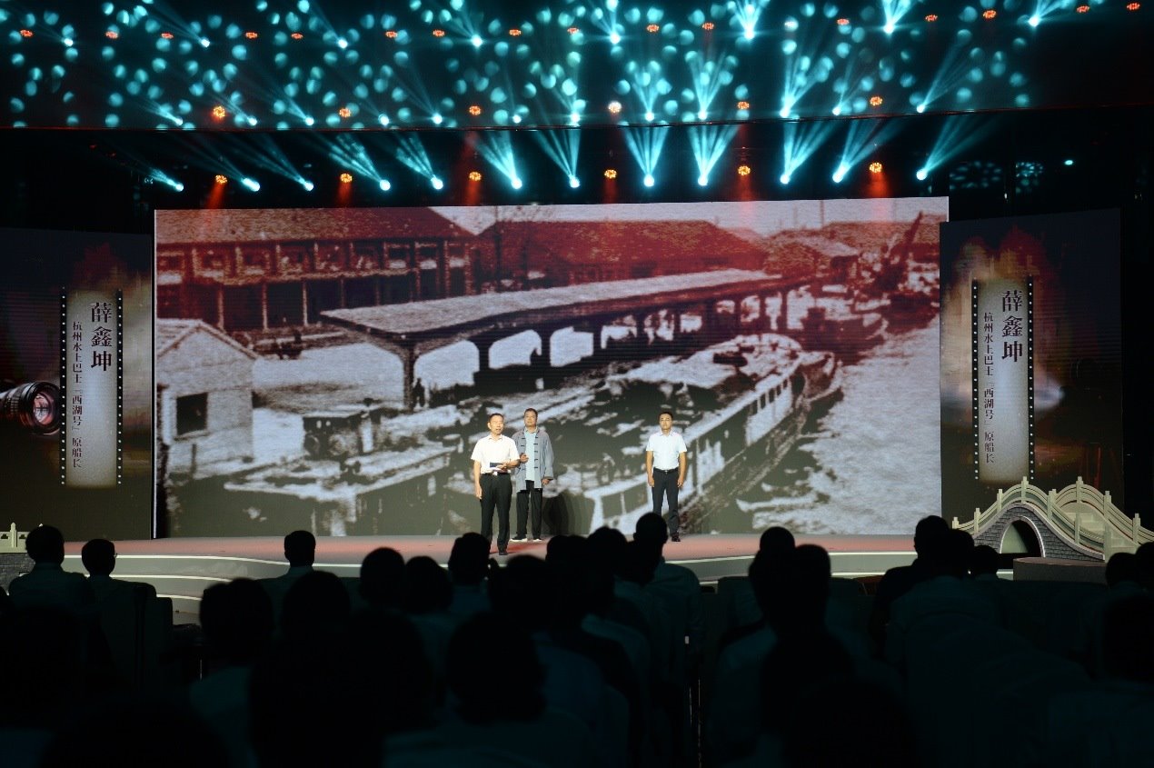 杭州水上巴士“西湖”號原船長薛鑫坤（左）、窯灣古鎮(zhèn)漁民藝術(shù)團團長沈召明（中）、港航潤楊6060貨船主楊杰偉（右）現(xiàn)場講述。