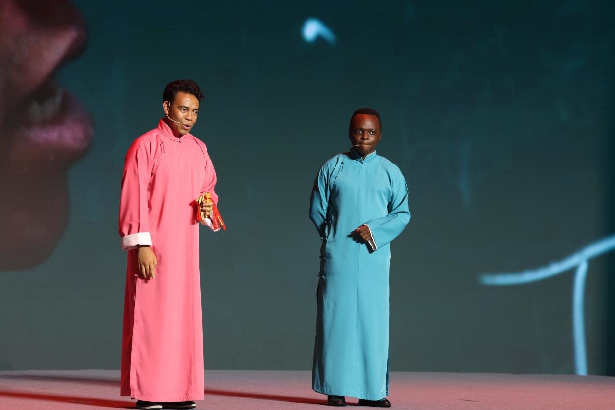 來自馬達加斯加的北京外國語大學教師唐磊（左）和來自肯尼亞的天津師范大學博士生孔愛凱（右）說唱大運河。