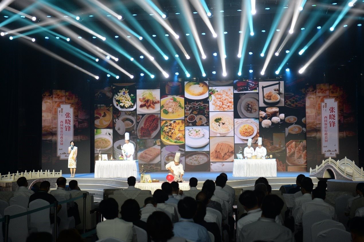 花園國際大酒店廚師長朱燾、西園飯店行政總廚張曉鋒、冶春面點總廚倪秋香、冶春面點制作技藝第五代傳人陳詩雅展示淮揚菜絕技。