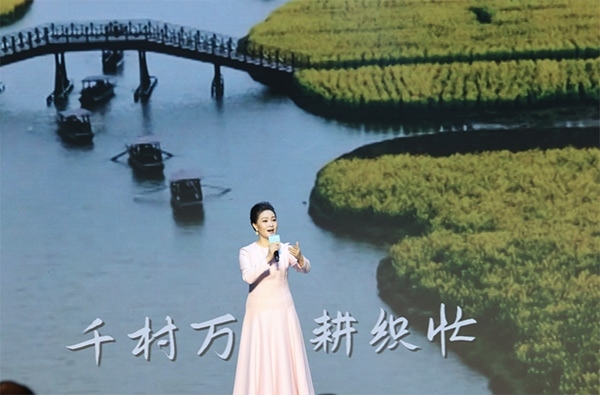 歌唱家、中國音樂學院教授雷佳現(xiàn)場演唱。