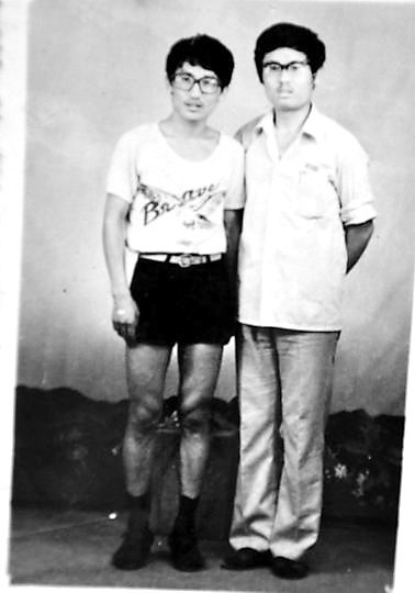 薛其坤（左）與大學(xué)同學(xué)合影。