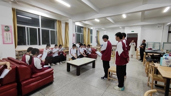 圖②：武平法院法官指導(dǎo)學(xué)生彩排。