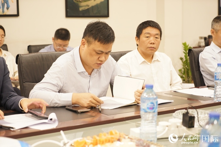 新當選尼日利亞中國礦業(yè)聯(lián)合會會長中國和聯(lián)公司董事長李輝發(fā)言。人民網(wǎng)記者 姜宣攝