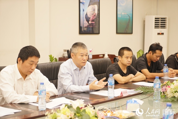 駐尼日利亞使館經(jīng)商處公參王穎琦（左二）講話。人民網(wǎng)記者 姜宣攝