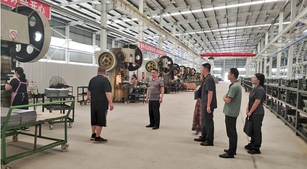 大渡口區(qū)法院法官回訪已盤活的被執(zhí)行企業(yè)。