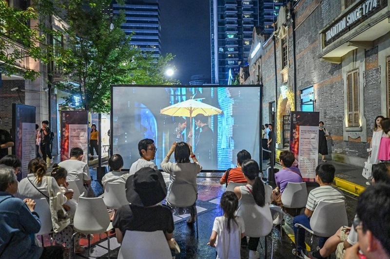 今年上海國(guó)際電影節(jié)“露天電影院”。（圖片來源：視覺中國(guó)）