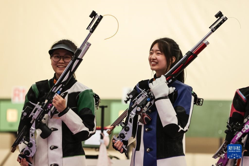 2023年9月24日，在杭州亞運會射擊項目女子10米氣步槍個人決賽中，中國選手黃雨婷以252.7環(huán)的成績獲得冠軍，韓佳予獲得亞軍，印度選手拉米塔獲得季軍。圖為黃雨婷（右）、韓佳予在比賽后。新華社記者 單宇琦 攝