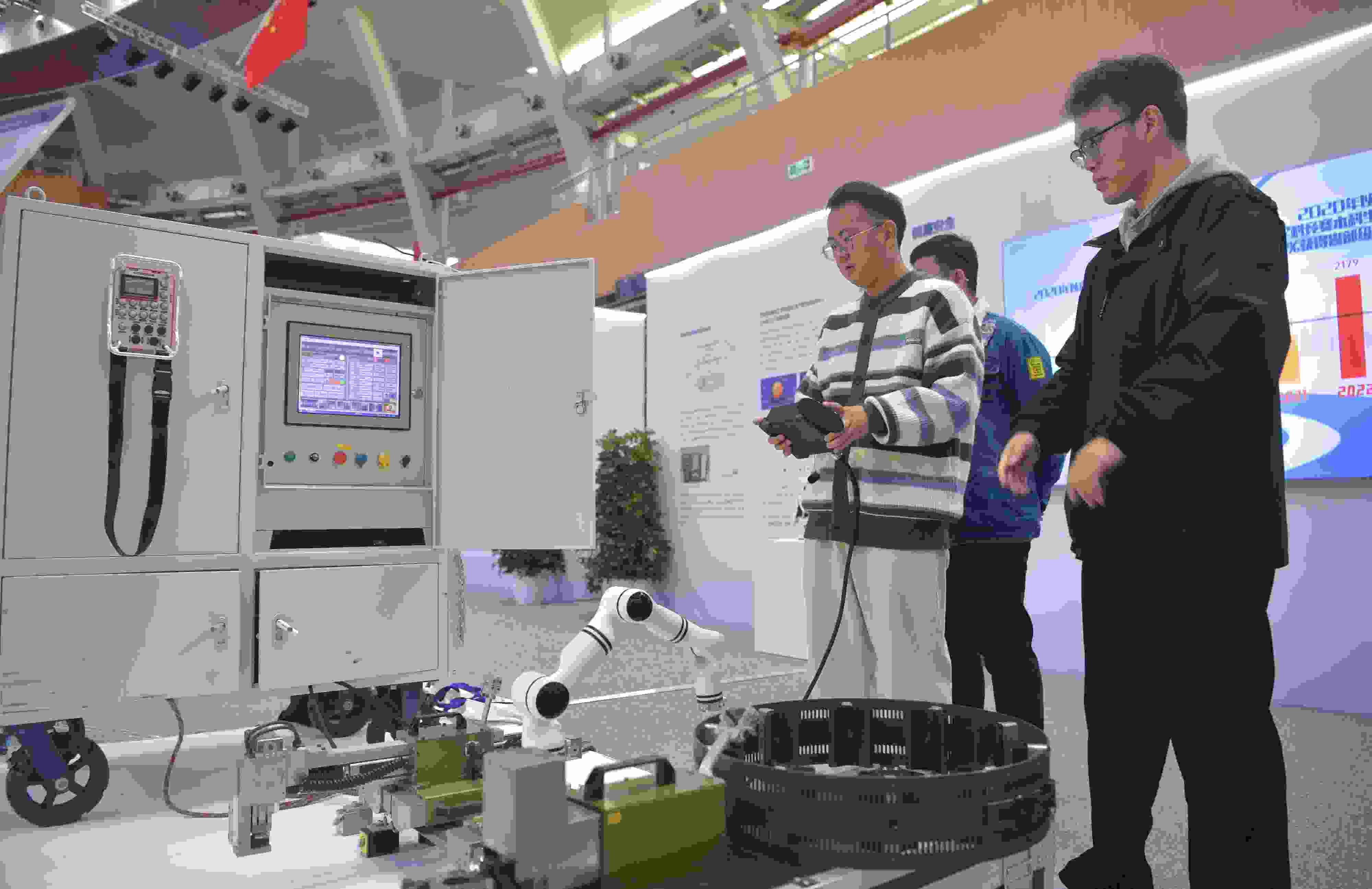 2023年，京南地區(qū)高?？萍汲晒平闀诒本┙ㄖ髮W(xué)大興校區(qū)舉行。圖為高校師生在展示管道全位置焊接機(jī)器人系統(tǒng)成果。