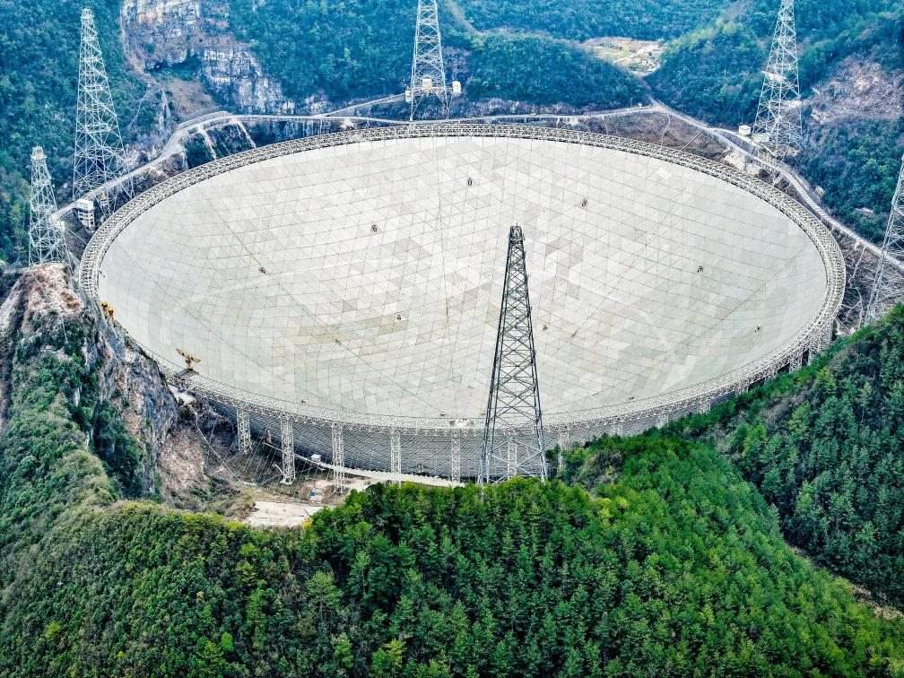 這是2024年2月26日拍攝的位于貴州的“中國天眼”（無人機(jī)全景圖片，維護(hù)保養(yǎng)期間拍攝）。新華社記者 歐東衢 攝