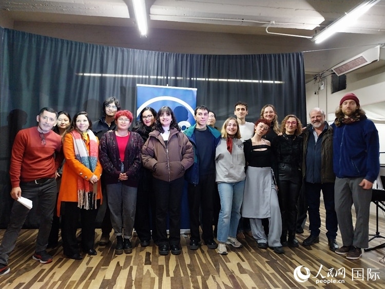 活動(dòng)現(xiàn)場(chǎng)藝術(shù)家合影。人民網(wǎng)記者 許放攝