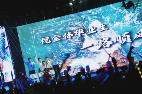 歌曲《祝你一路順風(fēng)》演出現(xiàn)場。供圖：日照職業(yè)技術(shù)學(xué)院