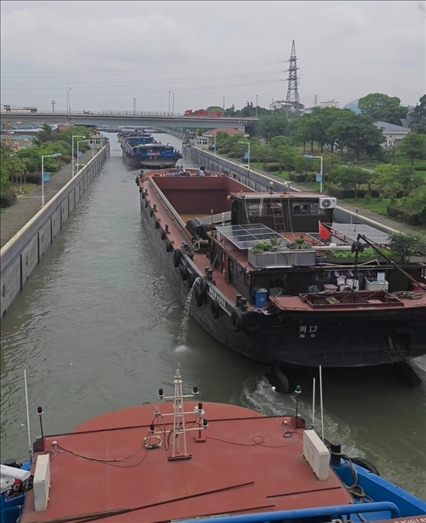 諫壁船閘內(nèi)船只正在過閘。人民網(wǎng)記者 黃鈺攝