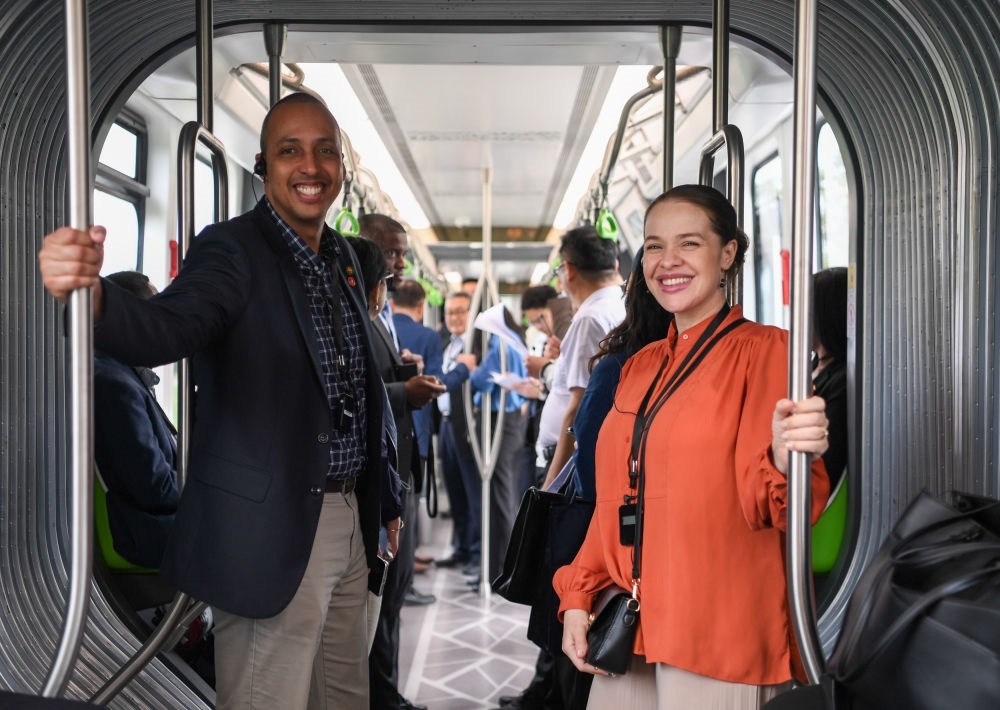 2024年4月22日，拉美和加勒比國家駐華使節(jié)、機(jī)構(gòu)代表和記者應(yīng)外交部邀請，在襄陽騰龍汽車有限公司參訪。新華社記者 杜子璇 攝