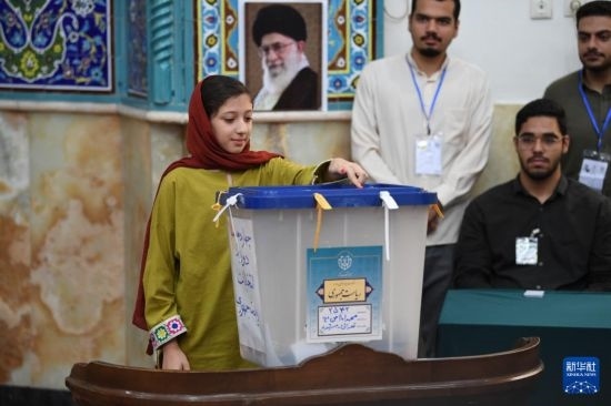 6月28日，伊朗選民在德黑蘭的一處投票站參加總統(tǒng)選舉投票。新華社記者 沙達提 攝