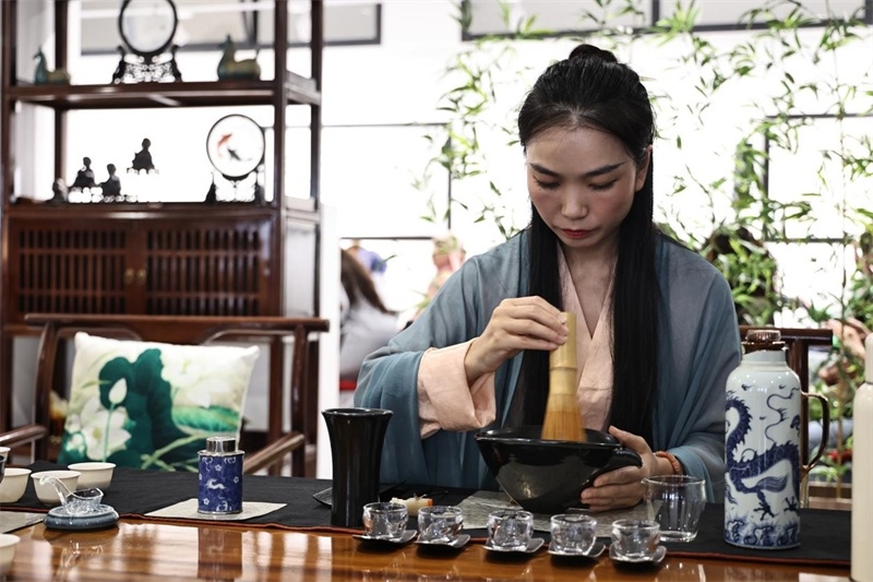 茶藝師現(xiàn)場展示宋式點(diǎn)茶。拉巴特中國文化中心供圖