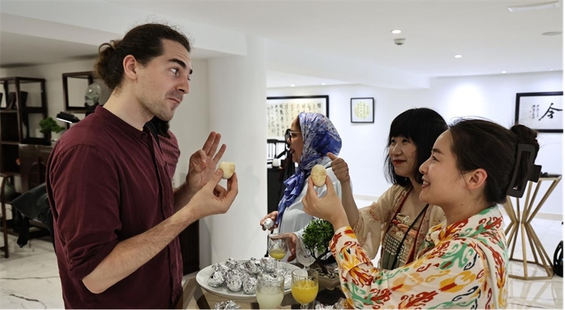 嘉賓品嘗茶葉蛋。拉巴特中國文化中心供圖