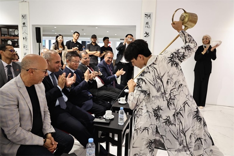 長嘴壺斟茶。拉巴特中國文化中心供圖