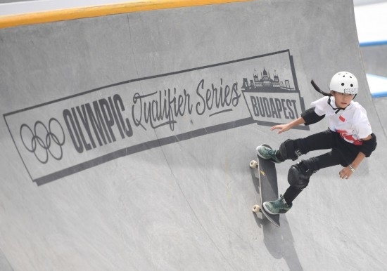 6月20日，鄭好好在比賽中，她在預賽中最佳成績?yōu)?2.60分。當日，巴黎奧運會資格系列賽布達佩斯站滑板女子碗池預賽在布達佩斯舉行。新華社記者 賀燦鈴 攝