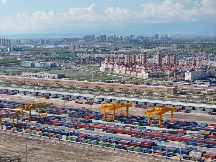 這是2024年4月18日拍攝的霍爾果斯鐵路口岸換裝場（無人機照片）。新華社記者 趙戈 攝