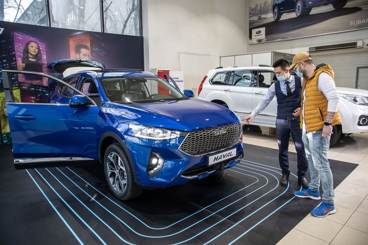 2021年4月1日，銷售人員在哈薩克斯坦阿拉木圖市經(jīng)銷商店向消費者介紹哈弗汽車。新華社發(fā)（阿斯塔納汽車公司供圖）