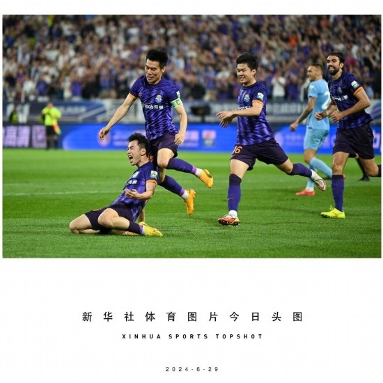  6月29日，天津津門虎隊球員劉俊賢（左一）在比賽中進球后慶祝。新華社記者 孫凡越 攝