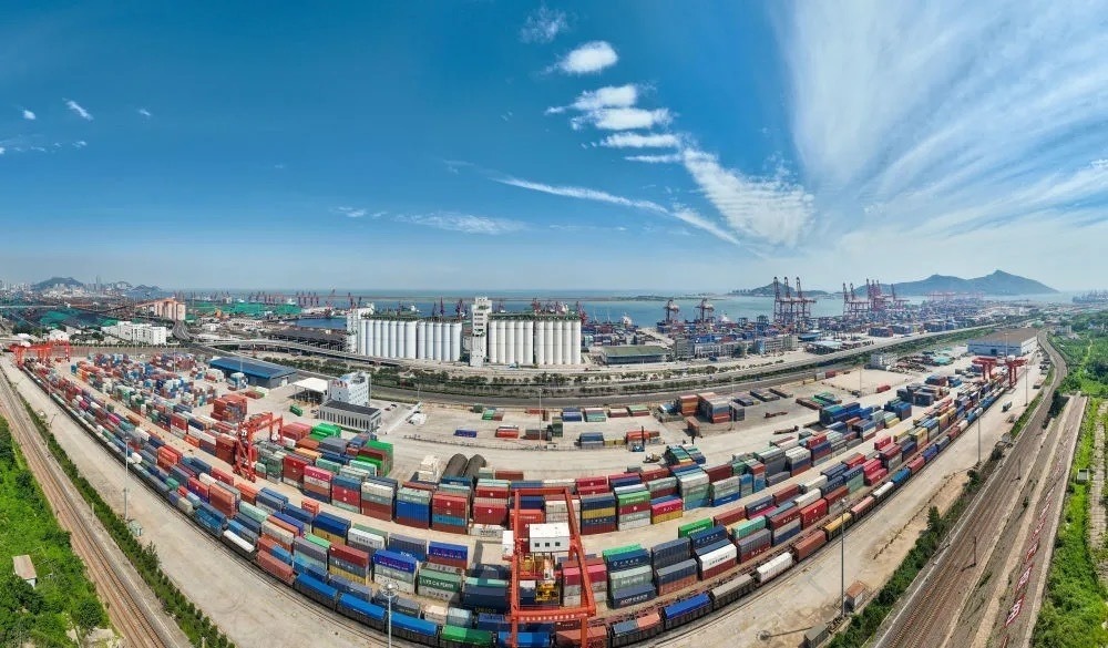 中哈連云港物流合作基地及集裝箱碼頭。（圖源：新華社）