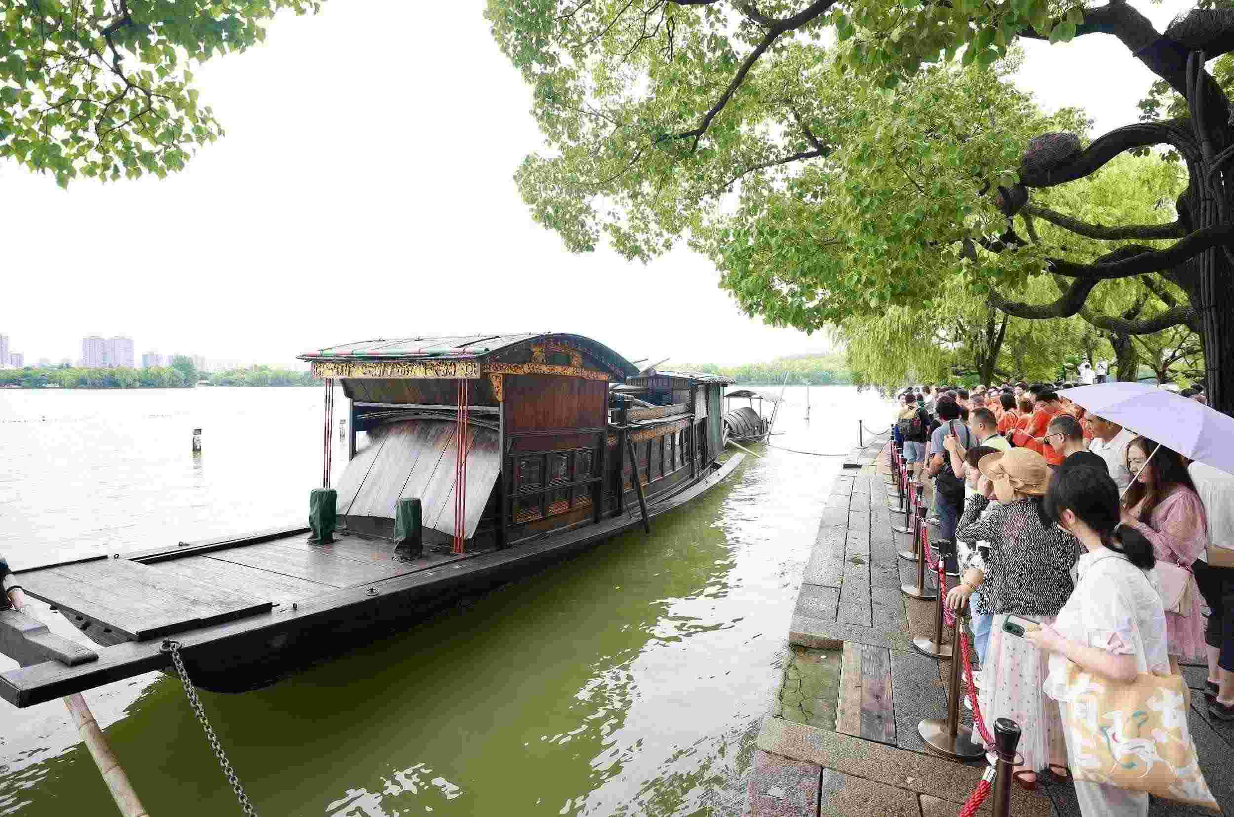 浙江嘉興，游客在南湖景區(qū)湖心島瞻仰紅船，感悟“紅船精神”。（圖片來源：視覺中國）