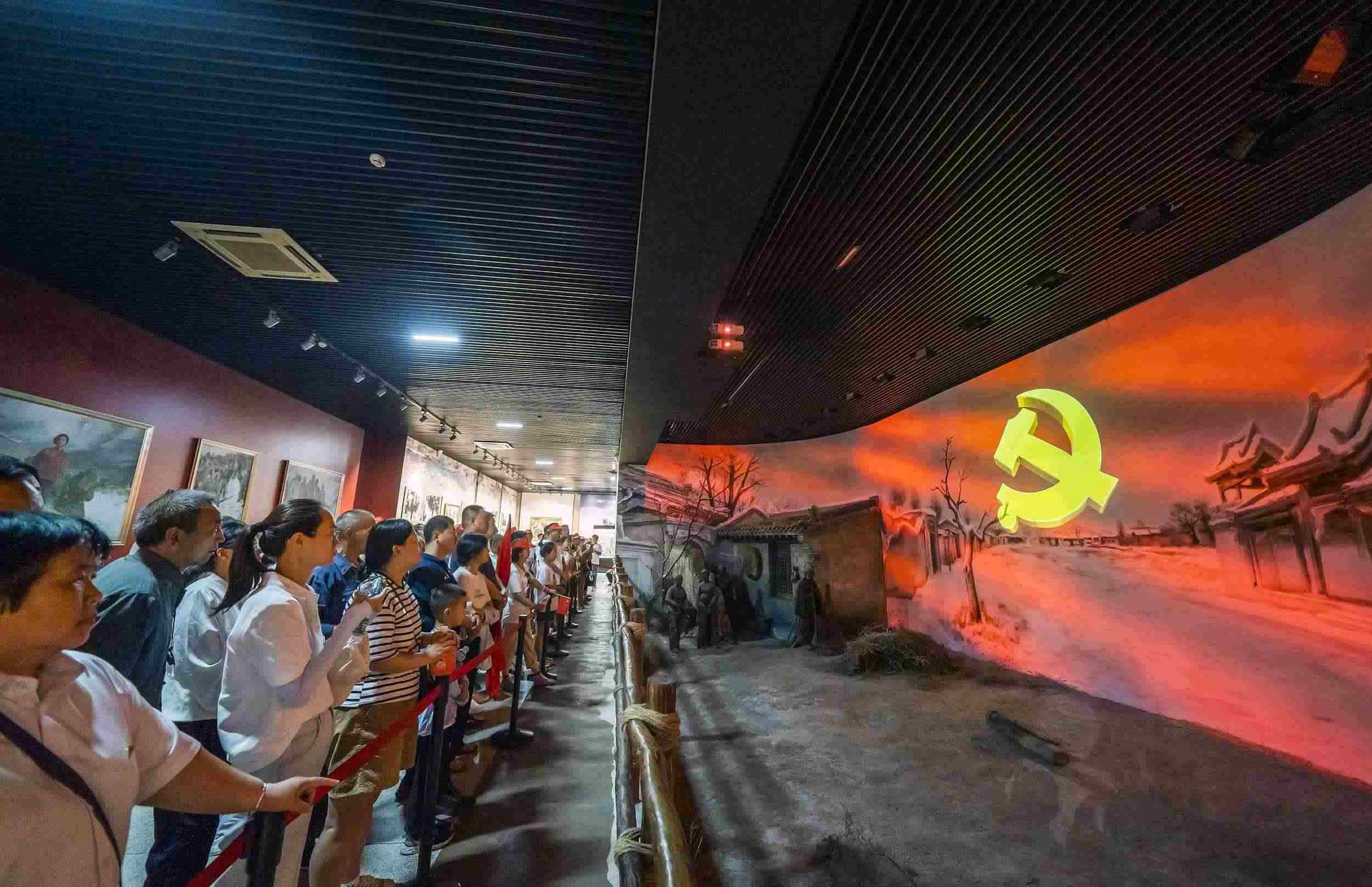 山西呂梁，游客正在文水縣劉胡蘭紀(jì)念館參觀。（圖片來源：視覺中國）