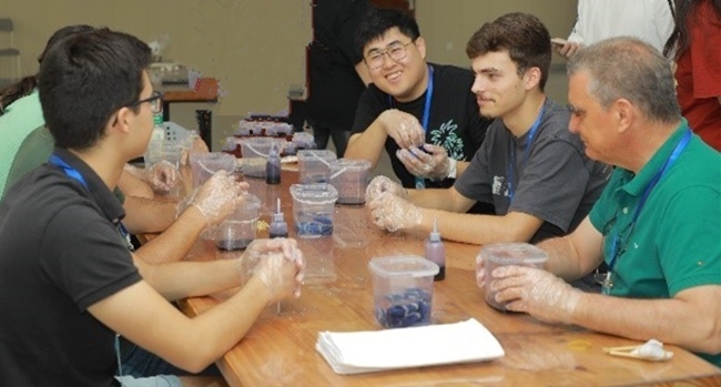 葡萄牙魯班工坊師生扎染體驗(yàn)。天津機(jī)電職業(yè)技術(shù)學(xué)院供圖