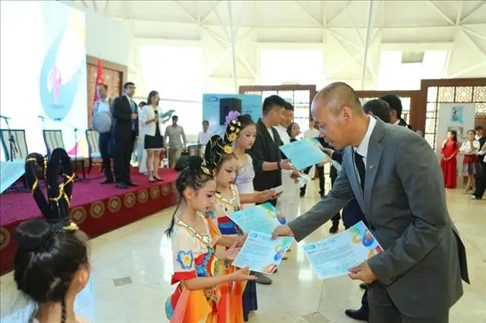 △當(dāng)?shù)貢r(shí)間6月27日，2024“未來世界”國(guó)際青少年藝術(shù)展演在塔吉克斯坦國(guó)家博物館開幕。