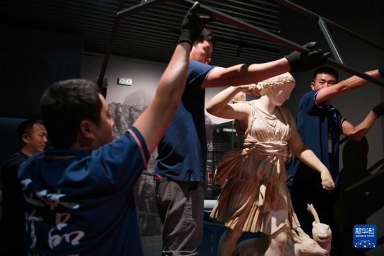 7月2日，工作人員將開箱后的古希臘文物放置在展臺上。新華社記者 張端 攝