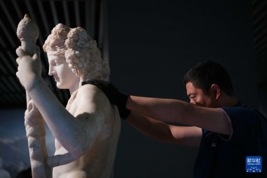 7月2日，工作人員將開箱后的古希臘文物放置在展臺上。新華社記者 張端 攝