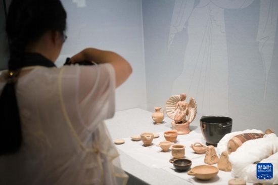 7月2日，開箱后的古希臘文物被工作人員移入展柜。新華社記者 張端 攝