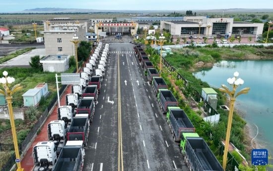 7月2日，車輛在巴克圖口岸有序出境（無人機(jī)照片）。新華社發(fā)（馬丁 攝）