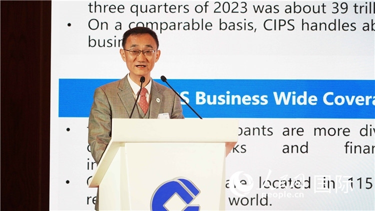 跨境銀行間支付清算有限責任公司總裁許再越發(fā)言。 人民網(wǎng) 張茜 攝