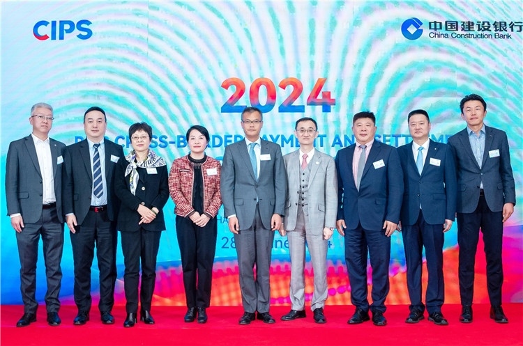 鄭冰開公使與CIPS公司、建行總行以及在南中資銀行合影、留念。（中國建設銀行約翰內(nèi)斯堡分行供圖）