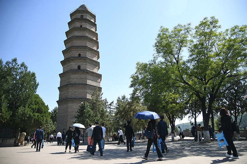 圖為2024年5月7日，游客在延安寶塔山參觀。 新華社記者 張博文 攝